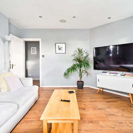 Cosy 1-Bed E15, Sleeps 4, 1 Min From Tube Station Near O2 Arena Leilighet London Eksteriør bilde