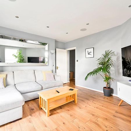 Cosy 1-Bed E15, Sleeps 4, 1 Min From Tube Station Near O2 Arena Leilighet London Eksteriør bilde