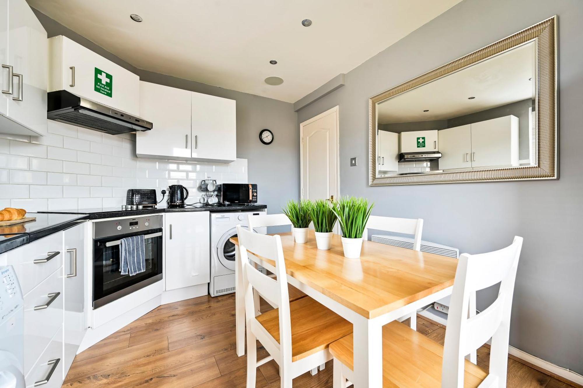 Cosy 1-Bed E15, Sleeps 4, 1 Min From Tube Station Near O2 Arena Leilighet London Eksteriør bilde