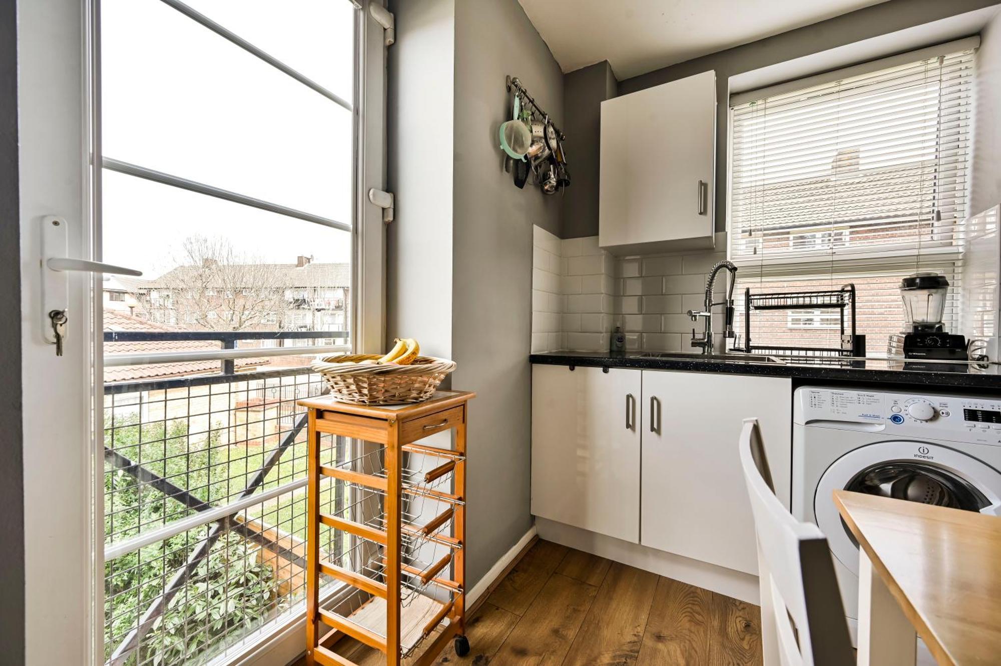 Cosy 1-Bed E15, Sleeps 4, 1 Min From Tube Station Near O2 Arena Leilighet London Eksteriør bilde
