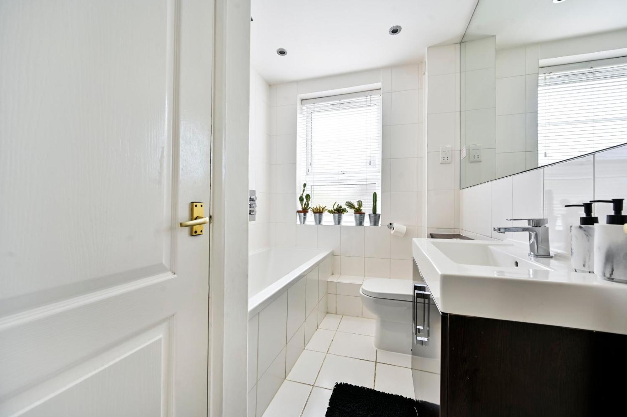 Cosy 1-Bed E15, Sleeps 4, 1 Min From Tube Station Near O2 Arena Leilighet London Eksteriør bilde