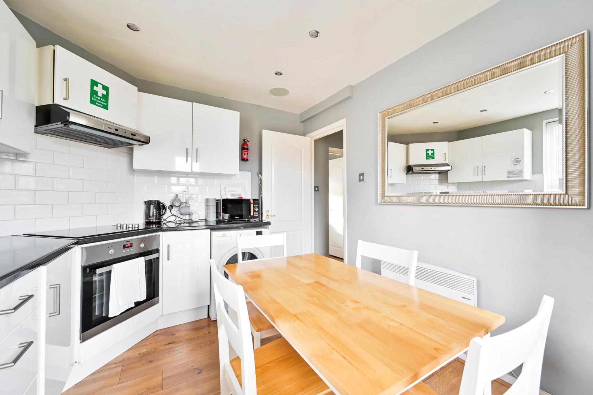 Cosy 1-Bed E15, Sleeps 4, 1 Min From Tube Station Near O2 Arena Leilighet London Eksteriør bilde