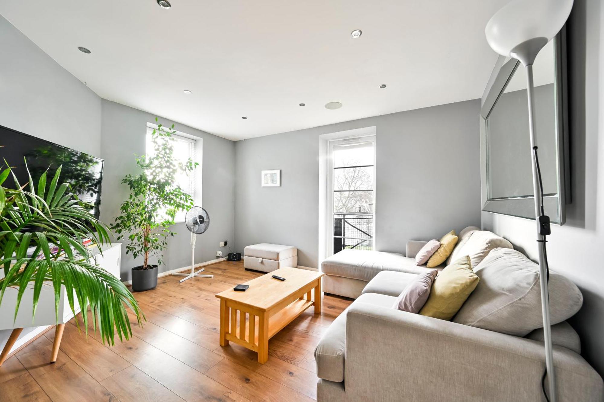 Cosy 1-Bed E15, Sleeps 4, 1 Min From Tube Station Near O2 Arena Leilighet London Eksteriør bilde